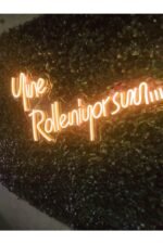 Yine Rolleniyorsun Yazılı Neon Led Tabela Dekoratif Aydınlatma(60x35cm)