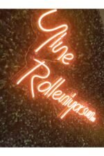 Yine Rolleniyorsun Yazılı Neon Led Tabela Dekoratif Aydınlatma(60x35cm) - Görsel 4